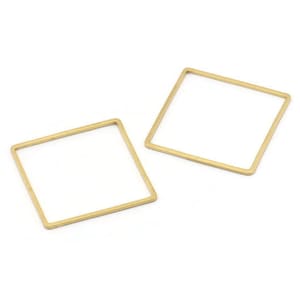 Könnte beinhalten: Zwei goldene quadratische Ringe, perfekt für die Schmuckherstellung.