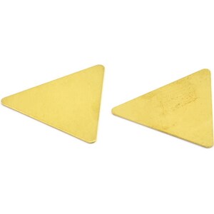 Peut inclure: Deux pièces métalliques de forme triangulaire de couleur dorée.