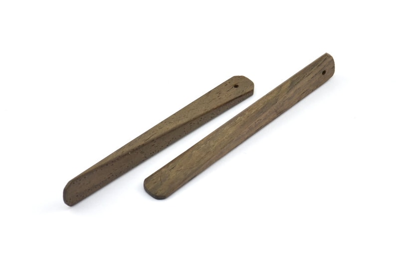 K&ouml;nnte beinhalten: Zwei Holzstift mit einem Loch, das oben durchgebohrt ist. Die Stifte sind braun und haben eine nat&uuml;rliche Holzmaserung.