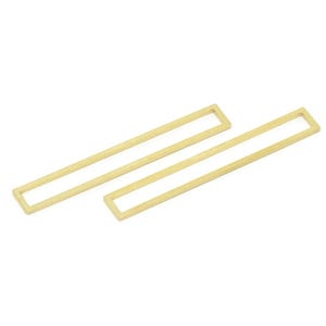 Puede incluir: Dos pendientes rectangulares de barra de color dorado. Los pendientes son simples y minimalistas en diseño.