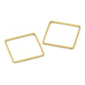 Puede incluir: Dos anillos de salto cuadrados de oro, cada uno con un acabado liso y pulido. Estos anillos son ideales para la fabricación de joyas y la artesanía.