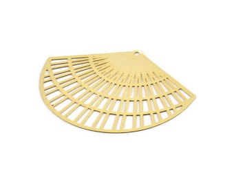 Può includere: Un ciondolo a forma di ventaglio color oro con un design geometrico. Il ciondolo presenta una serie di linee parallele e ritagli rettangolari, creando un motivo traforato. Un piccolo foro è in alto per il fissaggio a una catena o ad altro componente di gioielleria.