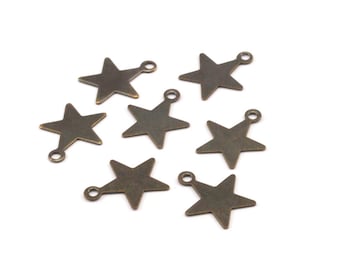 Könnte beinhalten: Sieben bronzefarbene Sternanhänger mit einer Schlaufe zum Befestigen an Schmuck oder anderen Bastelarbeiten. Die Sterne sind fünfzackig und haben ein leicht gealtertes Aussehen, ideal für eine Vintage- oder rustikale Ästhetik.