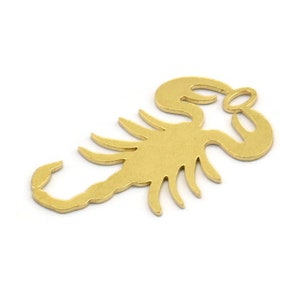 Puede incluir: Encanto de metal dorado en forma de escorpión con un anillo en la parte superior para sujetarlo a joyas.