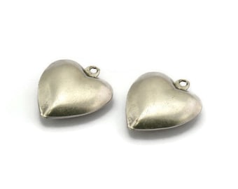 アンティークシルバー ラブリー 3D ハートチャーム 20個 7 x 13 mm