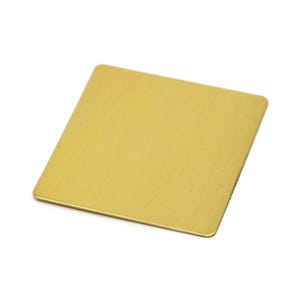 Puede incluir: Una placa cuadrada de metal dorado con esquinas redondeadas. La placa es una pieza sólida y plana de metal, probablemente para la fabricación de joyas o manualidades. La superficie tiene una textura cepillada y refleja la luz.