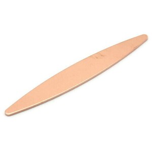 Peut inclure: Une lime à ongles longue et fine, de couleur or rose, avec des bords arrondis.