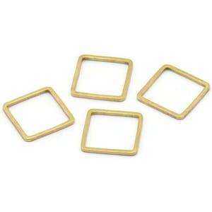 Könnte beinhalten: Vier quadratische Sprungringe aus goldfarbenem Metall. Die Ringe sind offen und bereit für die Schmuckherstellung oder andere Bastelarbeiten.
