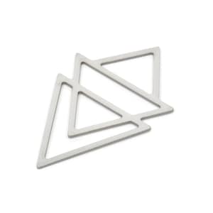 Op de afbeelding: Drie zilveren driehoeken die op elkaar gestapeld zijn en een geometrisch ontwerp vormen.