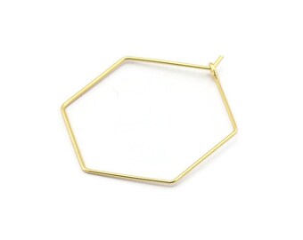 Puede incluir: Un solo componente de pendiente geométrico de color dorado. El pendiente tiene forma de pentágono, con un lazo de alambre para la fijación. El pendiente es de material metálico brillante sobre fondo blanco.