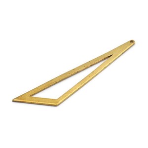 Peut inclure: Un pendentif en métal doré en forme de triangle avec un centre creux. Le pendentif a une surface légèrement texturée et un trou en haut pour l'accrocher.