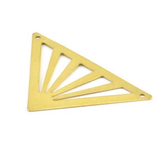 Peut inclure: Un pendentif en métal doré en forme de triangle avec un motif de soleil découpé. Le pendentif a deux trous pour attacher une chaîne ou un cordon.