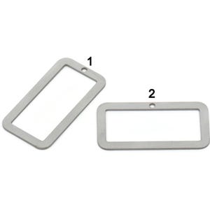 Könnte beinhalten: Zwei rechteckige Rahmen aus silbernem Metall mit einem Loch oben. Die Rahmen haben unterschiedliche Größen. Der größere Rahmen ist mit "1" und der kleinere mit "2" gekennzeichnet.