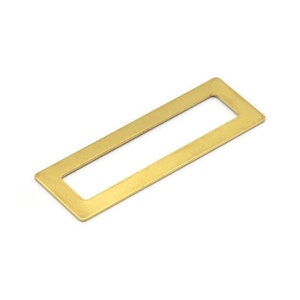 Puede incluir: Un rectángulo de metal de color dorado con una abertura rectangular en el centro.