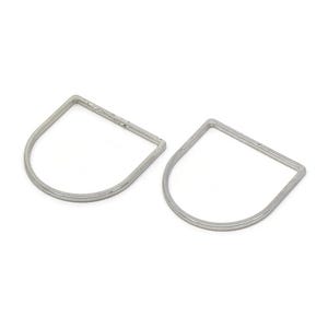 Op de afbeelding: Twee zilverkleurige, D-vormige metalen fournituren. Elke fournituur heeft een rechte bovenkant en een gebogen onderkant, waardoor een druppelachtige vorm ontstaat. Ze worden waarschijnlijk gebruikt voor het maken van sieraden of knutselen.
