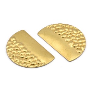 Semicerchio vuoto, 12 semilune in ottone grezzo testurizzato senza fori (26,5x17,5x0,65 mm) D957
