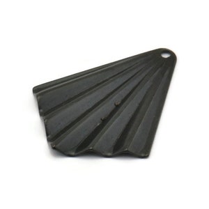 Schwarz Fächer Anhänger , 8 oxidierte Fächer Anhänger aus schwarzem Messing mit 1 Loch (32x25x0,4 mm) A1717 H0364