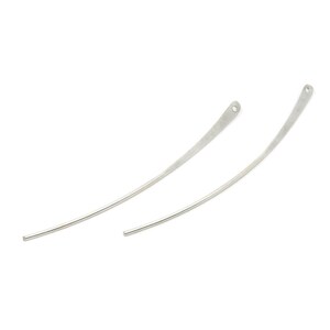 Peut inclure: Deux attaches d'oreille argentées avec une boucle en haut et une forme incurvée.