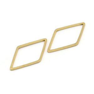 Peut inclure: Deux anneaux en métal en forme de diamant de couleur dorée. Les anneaux sont ouverts et peuvent être utilisés pour la fabrication de bijoux.
