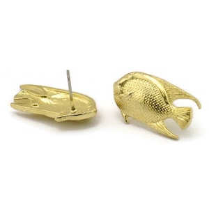 Op de afbeelding: Een paar gouden visvormige oorbel studs. De oorbellen zijn voorzien van een getextureerd oppervlak en hebben een post achterkant.