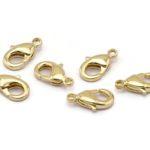 Peut inclure: Six fermoirs &agrave; ressort dor&eacute;s, un type de fermoir utilis&eacute; pour la fabrication de bijoux.