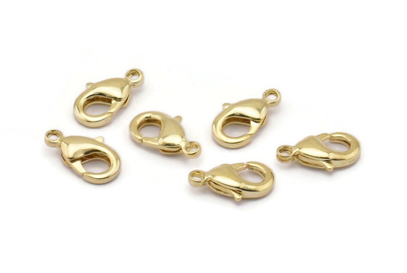 Peut inclure: Six fermoirs &agrave; ressort dor&eacute;s, un type de fermoir utilis&eacute; pour la fabrication de bijoux.
