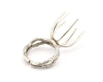 Puede incluir: Un anillo de plata con un diseño único que presenta una banda retorcida y una parte superior delicada y ramificada.