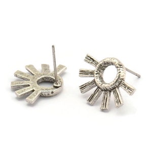 Silber Daisy Ohrstecker, 2 gehämmert Antike versilberte Messing kleine Blume Ohrstecker (18x13x1.2 mm) N1185
