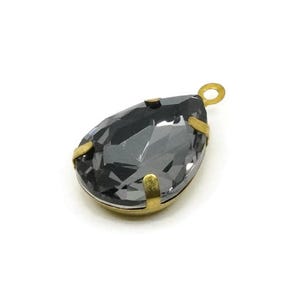 Zawieszka z kryształkami w kształcie kropli, 4 czarne diamenty Swarovskiego z oprawą z surowego mosiądzu (18 x 13 mm) D1732