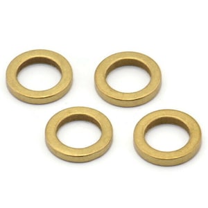 Op de afbeelding: Vier gouden metalen springringen. De ringen zijn allemaal even groot en zijn in een vierkante vorm gerangschikt.