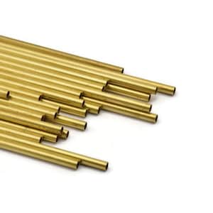 Peut inclure: Un tas de tubes en laiton brillants de couleur dorée. Les tubes sont disposés en éventail, les extrémités des tubes pointant vers la droite de l'image.