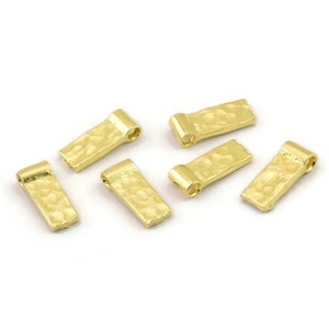 Op de afbeelding: Zes gouden metalen hangerbedels met een gehamerde textuur. De bedels zijn rechthoekig van vorm met een lus aan de bovenkant.