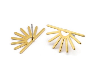 Könnte beinhalten: Ein Paar goldfarbene Ohrringe mit einem Sonnenstrahl-Design. Die Ohrringe sind aus Metall und haben einen schlichten, modernen Stil.