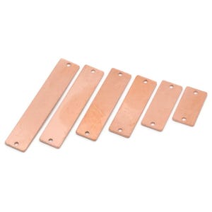 Puede incluir: Seis etiquetas rectangulares de metal color cobre, cada una con dos agujeros pretaladrados. Las etiquetas varían en tamaño, la más larga mide aproximadamente 15 cm de largo. Las etiquetas están dispuestas en diagonal sobre un fondo blanco.