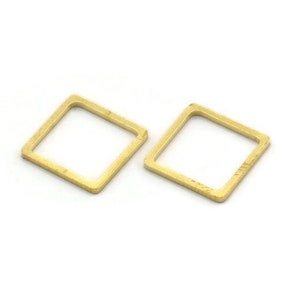 Könnte beinhalten: Zwei quadratische Ringe aus goldfarbenem Metall mit Diamantform.