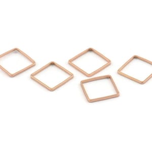 Puede incluir: Cinco anillos de salto cuadrados de oro rosa. Los anillos de salto tienen un diámetro de aproximadamente 1 cm.