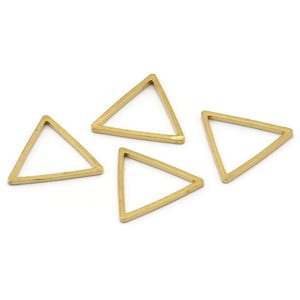 Puede incluir: Cuatro abalorios de metal de forma triangular de color dorado. Los abalorios son huecos y tienen un acabado liso y brillante.