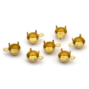 Puede incluir: Ocho engastes de metal dorado para gemas cabujón. Cada engaste tiene un bucle para sujetarlo a una cadena u otra pieza de joyería.