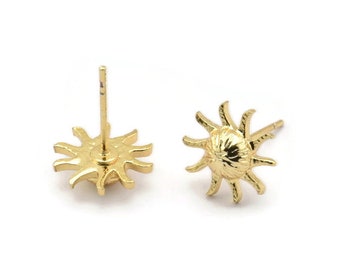 Könnte beinhalten: Ein Paar goldfarbene Sonnen-Ohrstecker. Jeder Ohrstecker hat ein detailliertes Sonnenmotiv mit einer strukturierten Oberfläche.