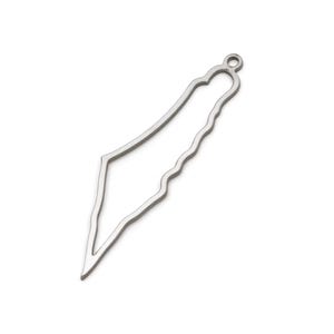 Puede incluir: Un colgante plateado con la forma del contorno de un país, con un pequeño lazo en la parte superior para colgarlo. El diseño es una representación minimalista de una región geográfica, adecuado para joyería o proyectos de artesanía.