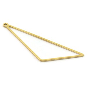 Pode incluir: Um pingente de triângulo dourado com um laço na parte superior para prender a uma corrente ou cordão.