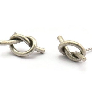 Örhängen med silverknut, 4 örhängen med antikpläterad mässingsknopp (19 x 8 mm) D1309