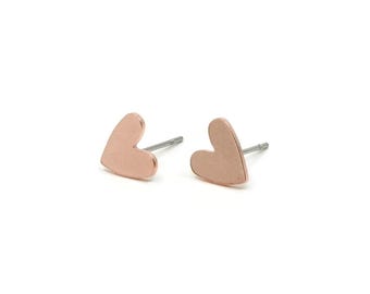 Koperen hartoorbel, 12 ruwe koperen kleine hartvormige oorknopjes (8 x 1 mm) M02179 A4651
