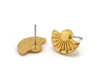 Könnte beinhalten: Ein Paar goldfarbene Ohrringe mit einem Sonnenstrahl-Design. Die Ohrringe sind halbkreisförmig und haben eine strukturierte Oberfläche.