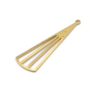 Peut inclure: Pendentif en métal doré avec un motif en forme d'éventail et une boucle en haut.