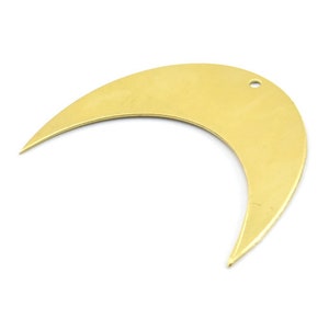 Può includere: Un ciondolo in metallo a forma di mezzaluna dorata con un foro nella parte superiore per appenderlo.