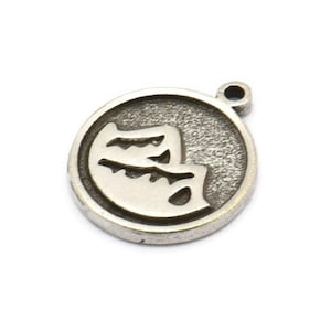 Op de afbeelding: Zilveren bedel met een gedetailleerd ontwerp van twee vissen die elkaar aankijken. De bedel is rond en heeft een lus om aan een armband of ketting te bevestigen.