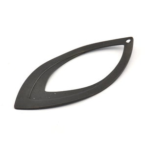 Könnte beinhalten: Ein dunkelgraues, offen gerahmtes Ohrringelement in länglicher Ovalform. Der Metall-Ohrringfund hat oben ein kleines Loch zur Befestigung. Das Ohrringelement befindet sich auf weißem Hintergrund.