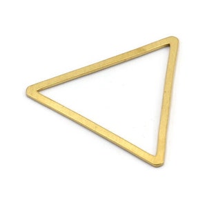 Peut inclure: Un pendentif en métal de forme triangulaire de couleur dorée avec une finition lisse et polie.