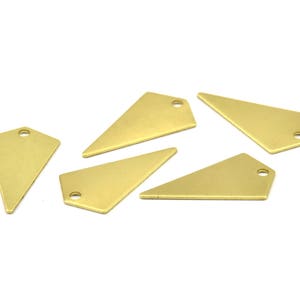 Peut inclure: Six formes triangulaires en métal de couleur dorée avec un trou dans chacune pour la suspension. Les triangles sont de différentes tailles et angles.